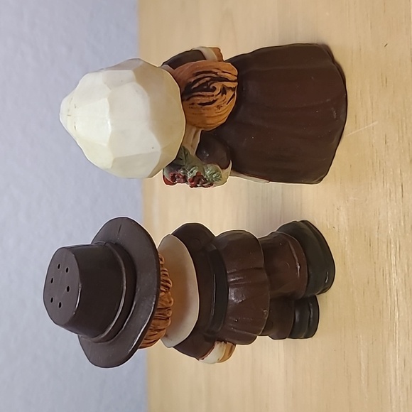 Vintage Hallmark Merry Miniature Thanksgiving Pilgrims salt & pepper shakers - Picture 3 of 5